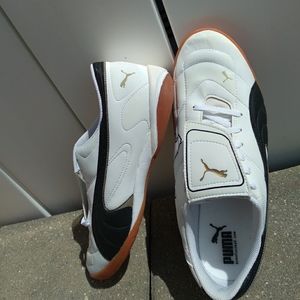 Men's 9 1/2 White Puma Shoes!
